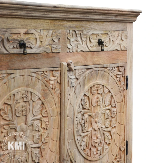 zblizenie na recznie rzezbione fronty z motywem mandali i metalowe uchwyty szuflad