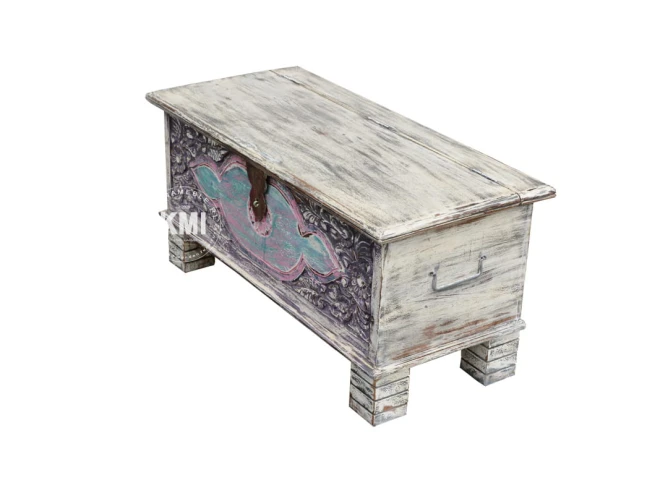 meble vintage do sypialni drewniana skrzynia boho kolorowa
