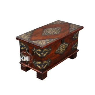 bogato zdobione wieko skrzyni indyjskiej mosiężne ornamenty mandala