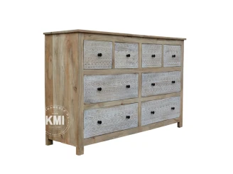 meble w stylu boho drewniana komoda z rzeźbionymi bielonymi szufladami