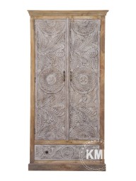 meble drewniane rzeźbiona szafa z drążkiem na wieszaki bielona