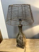 meble loftowe drewniana lampa z drucianym abażurem