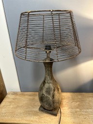 drewniana lampa z drucianym abażurem