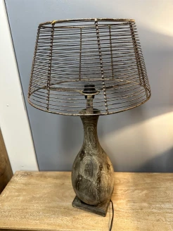 meble loftowe drewniana lampa z drucianym abażurem