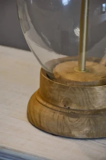 lampa stołowa z postarzanego drewna i szkła