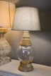 lampa stojąca ze szkła i drewna