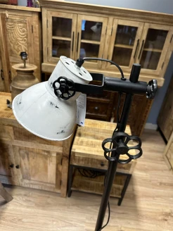 podłogowa lampa loftowa