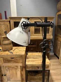 metalows lampa stojąca styl loftowy