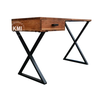 drewniane biurko industrialny design i tyrwałość
