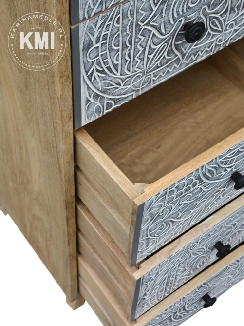meble w stylu boho komoda drewniana z orientalnym rzeźbieniem