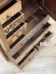 otwarte szuflady w komodzie drewniane z recyklingu