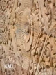 Detal ręcznego rzeźbienia na panelu drewnianym – orientalny wzór inspirowany kulturą Indii