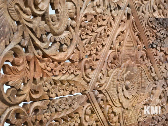 Panel drewniany jako zagłówek do łóżka – aranżacja sypialni w stylu boho z orientalnymi akcentami