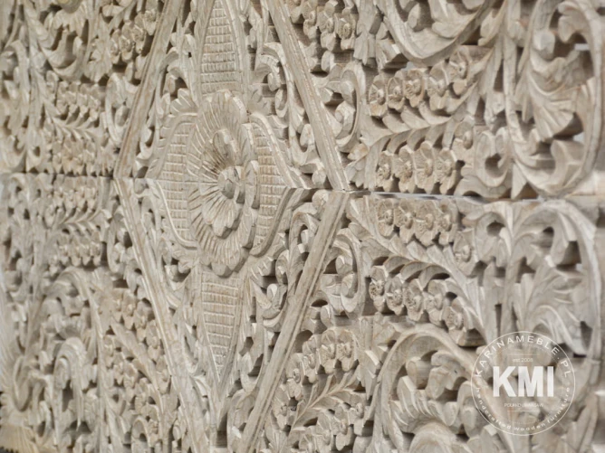 Panel drewniany jako zagłówek do łóżka sypialnia w stylu boho z orientalnymi akcentami, bielone drewno