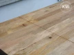 detal łączenia drewnianej dostawki z głównym blatem stołu struktura naturalnego mango w jasnym kolorze