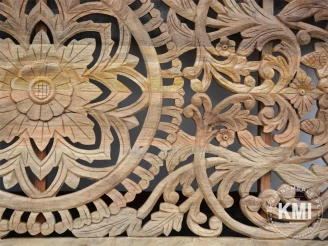 Naturalny zagłówek drewniany – zbliżenie na ażurową strukturę