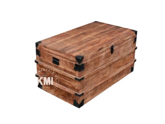 rustykalna skrzynia drewniana w naturalnym kolorze z czarnymi okuciami w salonie meble indyjskie