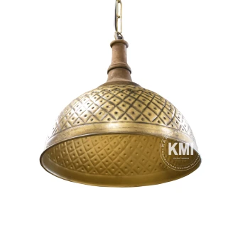 Wnętrze klosza lampy Brass – złoty odcień odbijający światło