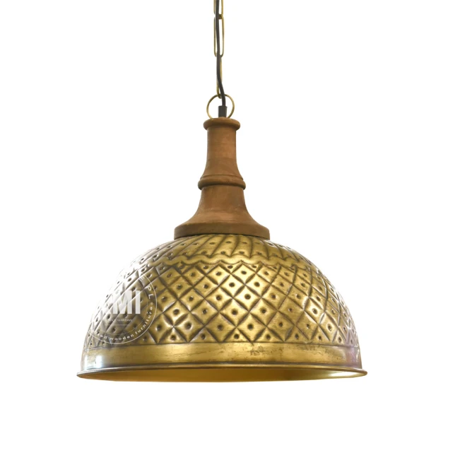 Metalowa lampa Brass zawieszona na czarnym kablu