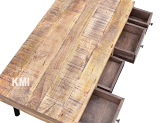 Stolik industrialny w stylu indyjskim – detal blatu z naturalnego drewna