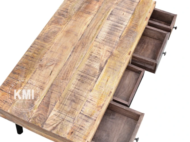 Stolik industrialny w stylu indyjskim – detal blatu z naturalnego drewna