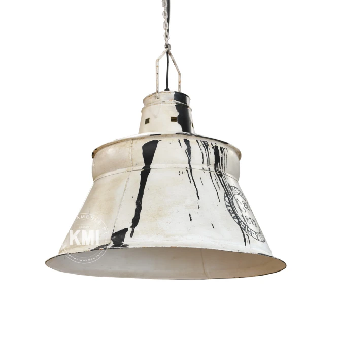 Lampa loftowa biała nad stołem