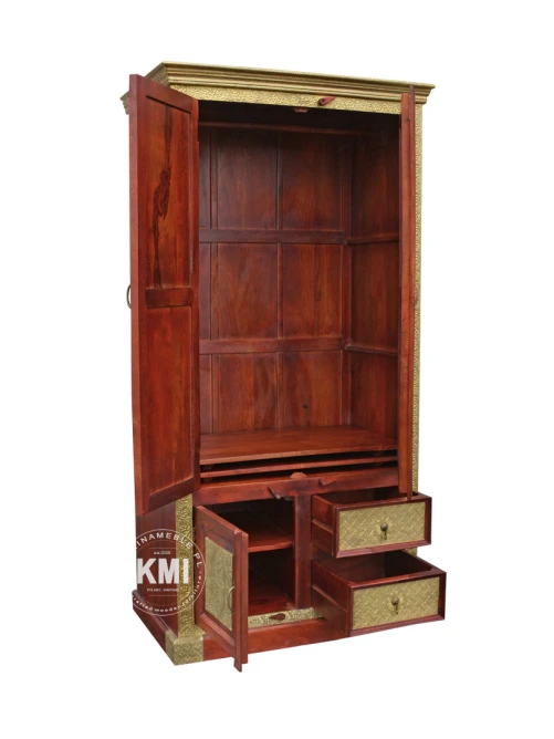 otwarte główne drzwi szafy indyjskiej bindi widoczny drążek na wieszaki i 2 szuflady na dole
