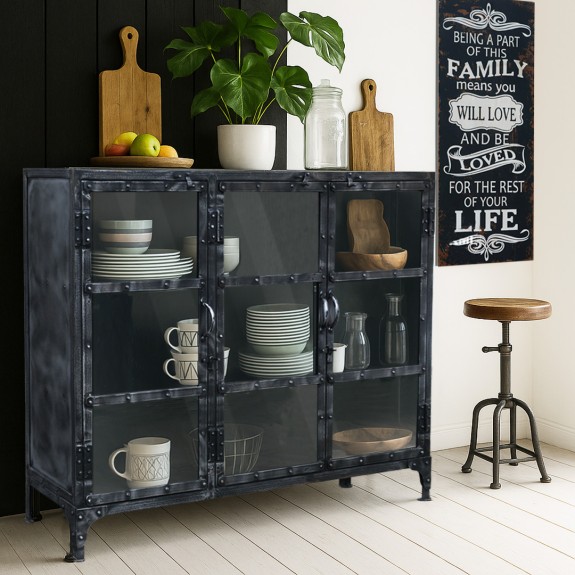 Czarna metalowa witryna loft postarzana - meble industrialne do jadalni na zastawę