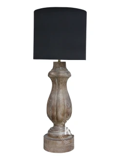 drewniana lampa z abażurem