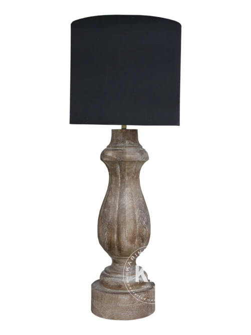 drewniana lampa z abażurem