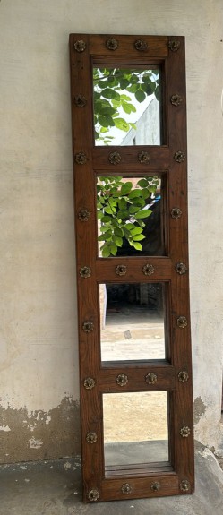 Lustro w indyjskiej ramie okiennej, orientalne lustro dekoracyjne, meble rustykalne.