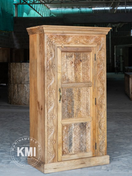 Wąska, rzeźbiona komoda Saffron z drewna mango. Meble indyjskie w stylu orientalnym.