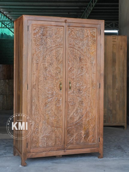 Orientalna szafa indyjska Asyri z drewna mango w kolorze brązowym. Dwudrzwiowa szafa rzeźbiona z roślinnym ornamentem. Meble indyjskie.