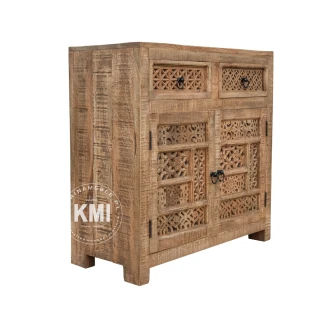 Drewniana komoda Shanti w patynowanym kolorze. Widok boczny mebla w stylu ażurowym. Idealne do boho.