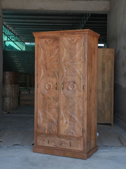 Wysoka, indyjska szafa drewniana (200 cm) w kolorze jasny orzech. Rzeźbiony wzór indyjski na drzwiach i szufladzie. Meble orientalne do sypialni.