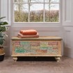 Skrzynia indyjska Patchwork z drewna mango (kufer). Mebel orientalny z frontem w formie mozaiki kolorowych desek. Kufer drewniany do salonu.