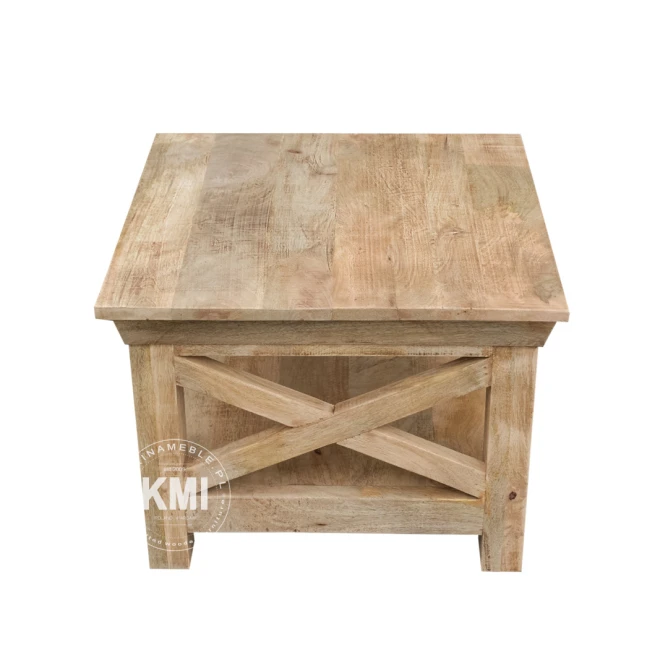 Stolik kawowy Cross z drewna mango. Detal rustykalnych ramiaków "X" i dolnej półki. Stolik drewniany 60 cm.