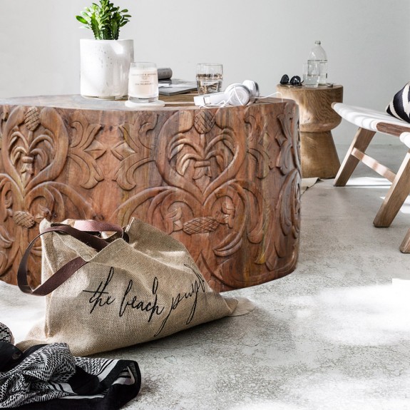 Orientalny stolik kawowy Himalaya z drewna mango. Ciemny stolik indyjski z rzeźbionymi nogami. Meble drewniane do salonu.