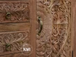 Detal rzeźbionej komody indyjskiej. Meble orientalny do salonu.