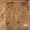 zblizenie na misternie rzezbiony kwiatowy wzor mandali w litym drewnie meble orientalne