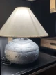 mała lampa stołowa industrialna metalowa z nitami i beżowym abażurem styl loft