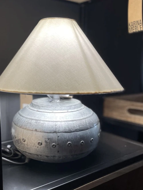 mała lampa stołowa industrialna metalowa z nitami i beżowym abażurem styl loft