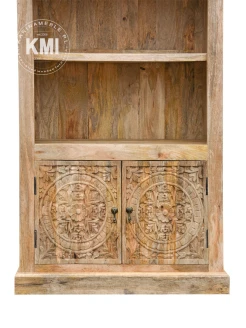 detal rzeźbionych drzwi drewnianej biblioteczki mandala