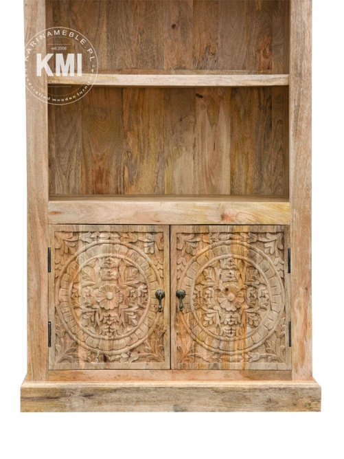 detal rzeźbionych drzwi drewnianej biblioteczki mandala