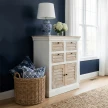 Komoda Hampton 90cm w sypialni styl coastal biała z naturalnym drewnem