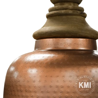 Zbliżenie na młotkowany metalowy klosz w kolorze miedzi lampa loftowa i orientalna