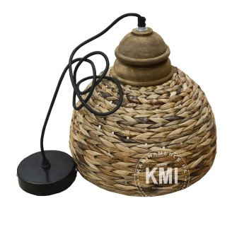 lampa sufitowa z drewnianym elementem i czarnym kablem