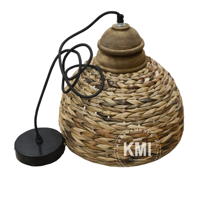 lampa sufitowa z drewnianym elementem i czarnym kablem