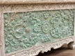 ręcznie rzeźbiony front skrzyni motyw roślinny turkusowy wosk shabby chic