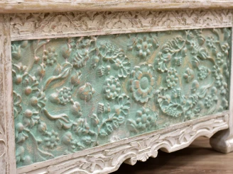 ręcznie rzeźbiony front skrzyni motyw roślinny turkusowy wosk shabby chic